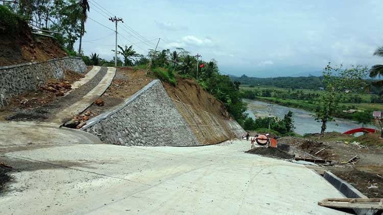 Jalan Penghubung Jembatan Sungai Gintung, Terganjal Lahan