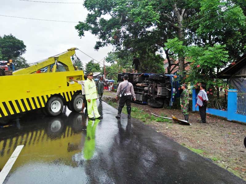 Truk Pengangkut Uang BI Terguling