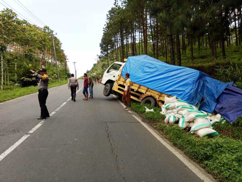 Letoy di Tanjakan, Truk Beras Masuk Selokan