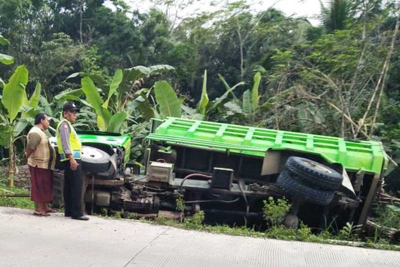 Truk Pengangkut Pasir Terguling