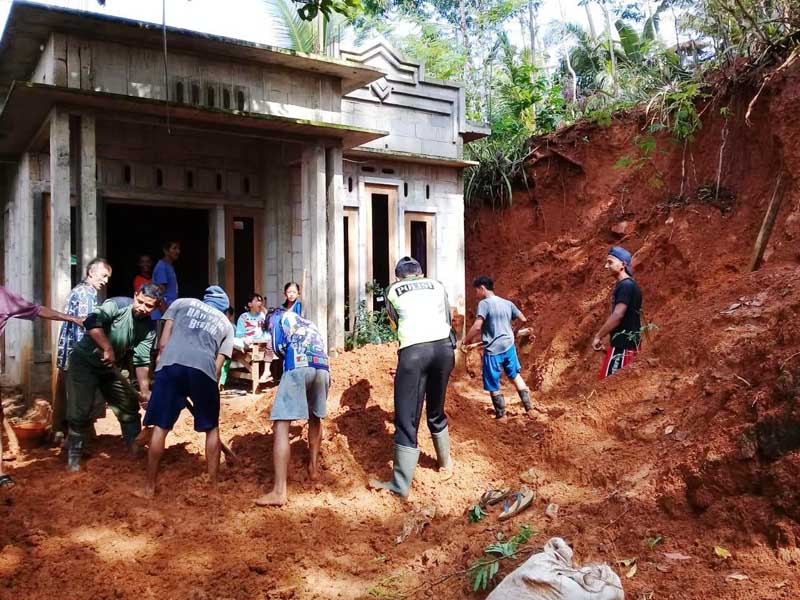 Dinding Rumah Jebol Tertimpa Longsor