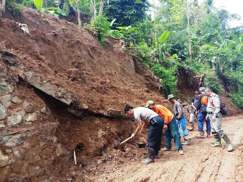 Curah Hujan Meningkat, Turap Jalan Dayeuhluhur ambrol