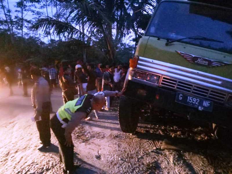 Truk Mundur, Sikat Tiga Sepeda Motor