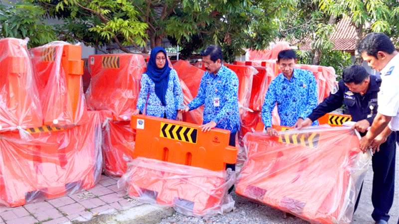 Dishub Kebumen Terima Bantuan 100 Water Barrier