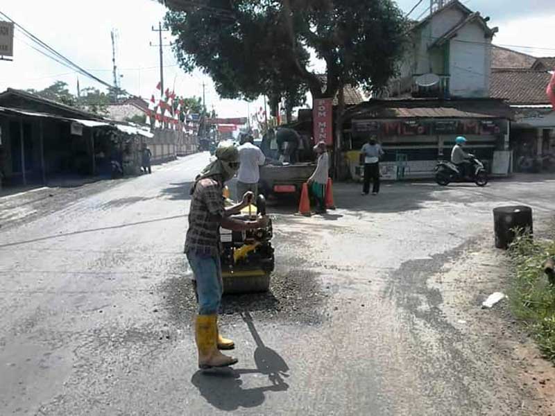 Jalur Alternatif Linggamas Berlubang dan Aspal Mengelupas