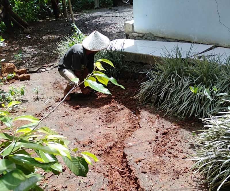 Tanah Bergerak Ancam Rumah Warga