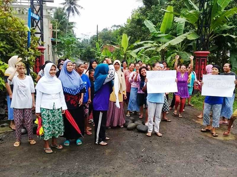 Ibu-Ibu Pelumutan Aksi Tolak Penambangan