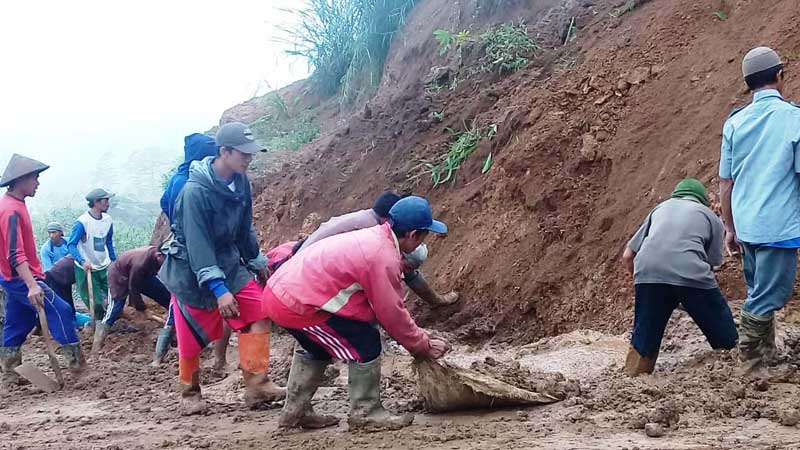 Jalan Bantar Kembali Tertutup Longsor