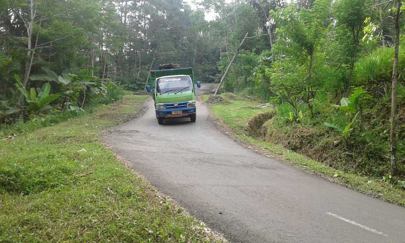 Jalan Provinsi di Perbukitan Rawan Patah