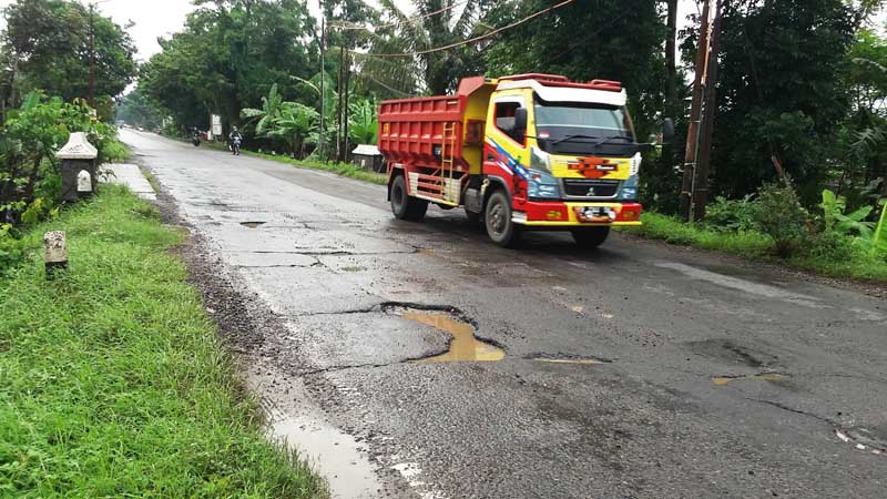 Jalan sepanjang 500 meter di Purbalingga-Klampok berlubang