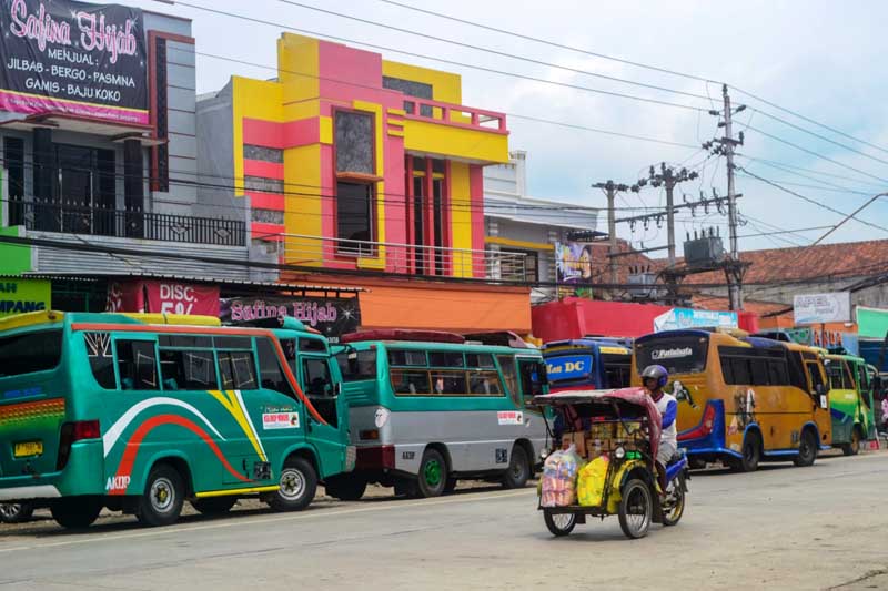 Area Pasar Dipakai Parkir Bus, Masyarakat Berharap Mini Terminal