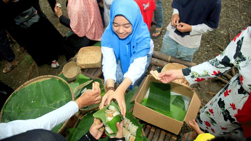 Pasar Jaten Kecamatan Alian Steril dari Plastik