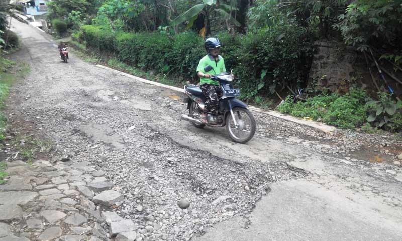 Jalan Kabupaten di Cilongok Rusak Parah,  Hampir Setahun Belum Ada Perbaikan