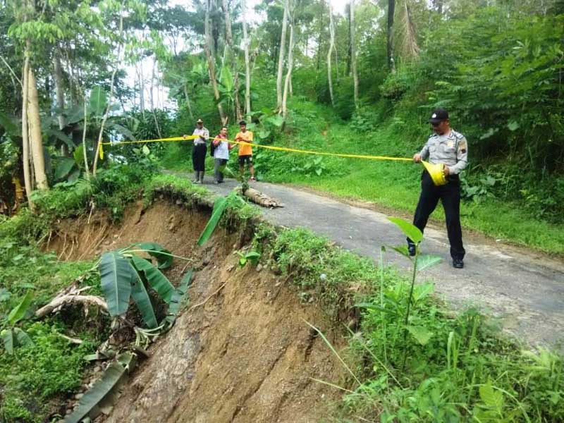 Satu Bulan Longsor, Hanya Dipasangi Garis Polisi