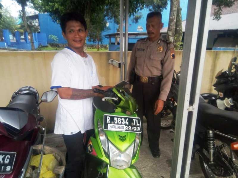 Mabuk, Warga Jatisaba Tinggalkan Motor di Jalan