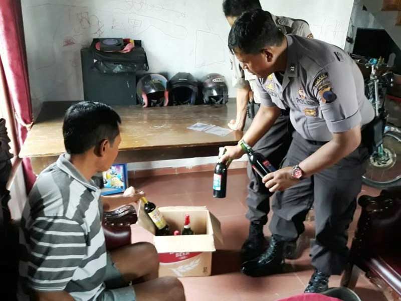 Puluhan Botol Minuman Keras Diamankan Polisi