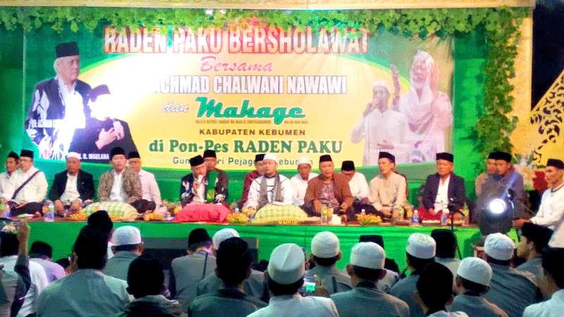 Ratusan Warga Banjiri Raden Paku Bersholawat