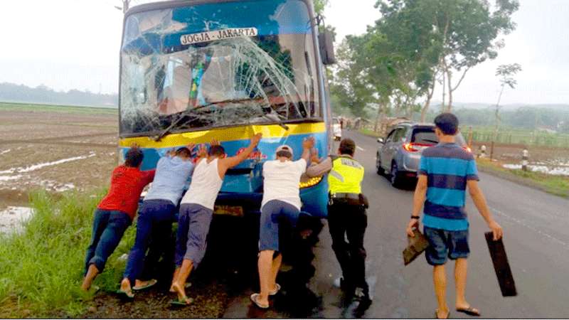 Rem Blong, Bus Seruduk Truk