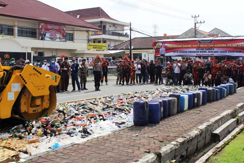 Putus Peredaran Miras dan Narkoba, Ribuan Botol Miras Dimusnahkan