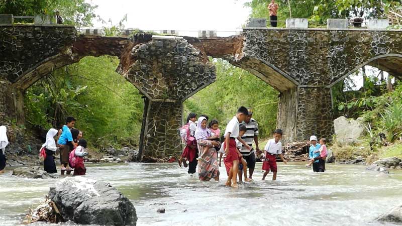 Jembatan Rusak, Siswa Terpaksa Menyeberangi Sungai Dimusim Hujan