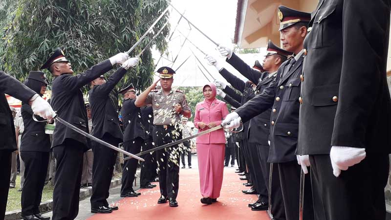 Aksi Pedang Pora Sambut Kapolres Baru