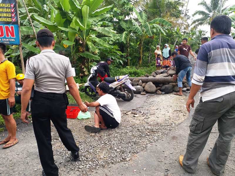 Tuntut Perusahaan Peternakan Perbaiki Jalan, Warga Tutup Jalan