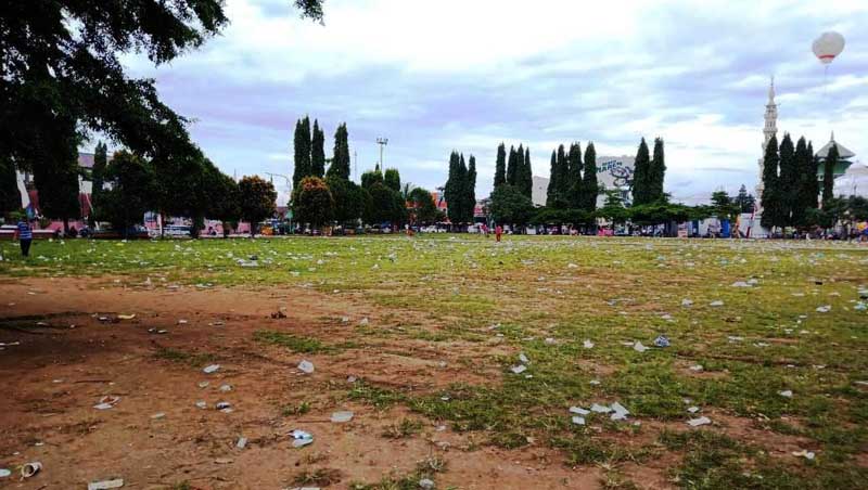 Alun-Alun Dipenuhi Sampah