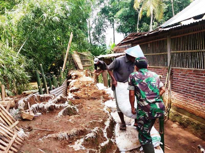 Babinsa Bersama Warga Perbaiki Tanggul Jebol