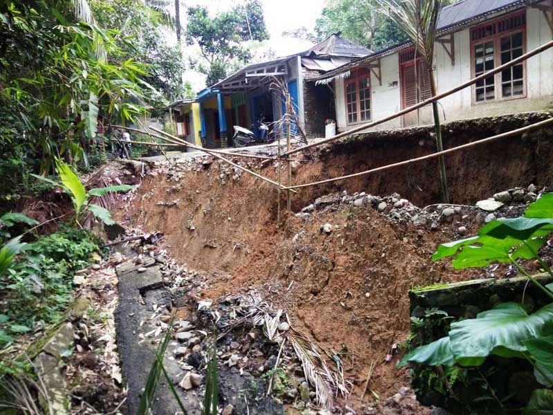 Jalan Ambles Hanya Diamankan Dengan Bambu