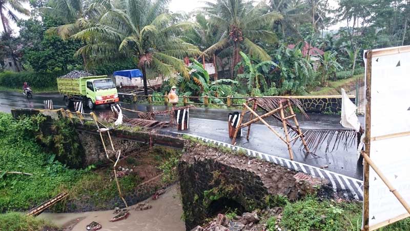 Jembatan Sempit, Lima Sepeda Motor Tabrak Jembatan