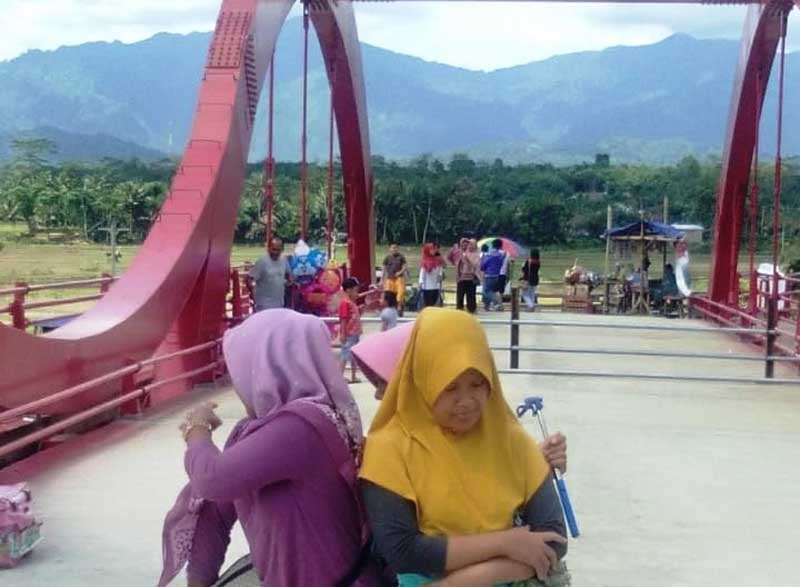 Belum Dibuka, Jembatan Tegalpingen-Pepedan Cakep Buat Berfoto