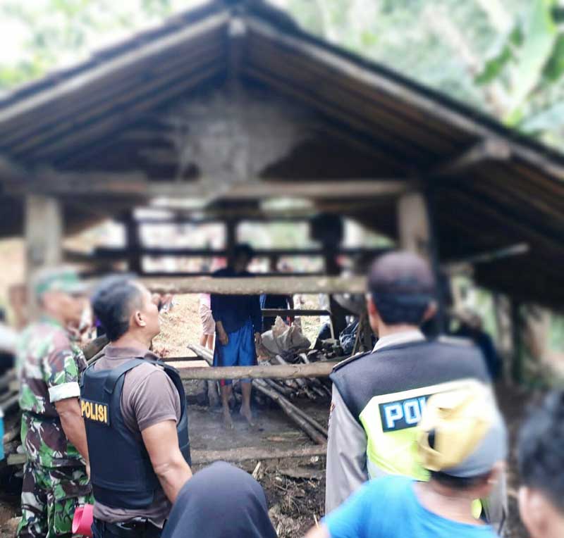 Minder, Warga Gantung Diri di Kandang Sapi