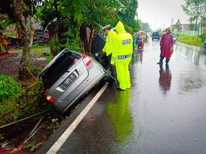 Selip, Mobil Masuk Selokan