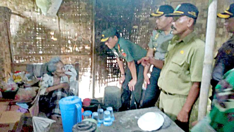 Nenek Sebatang Kara Tinggal di Gubug Reot