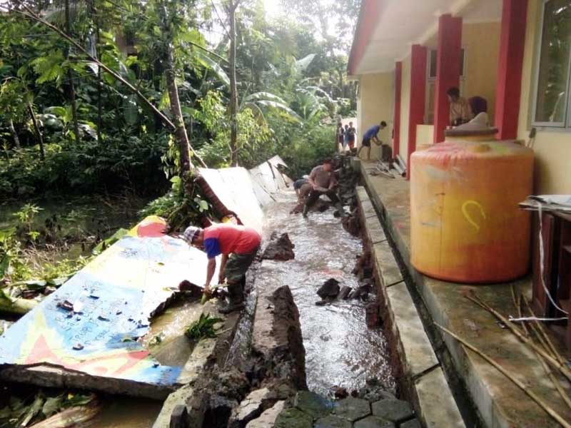 Pagar Tembok Puskesmas Karangjambu Roboh