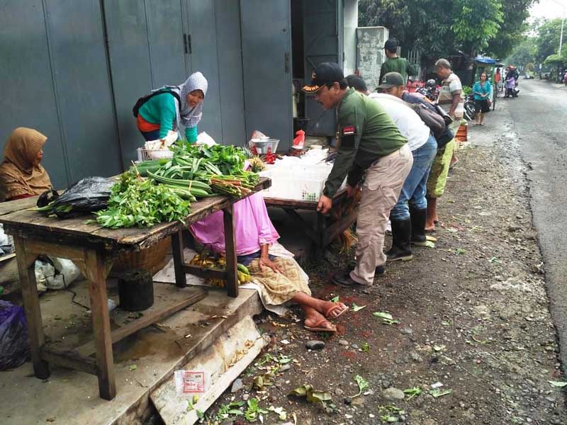 Berjualan di Ruang Milik Jalan. Pedagang Diminta Pindah Lokasi