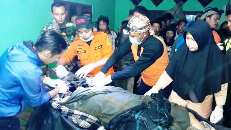 Nekat Menyeberang Sungai, Terseret Arus