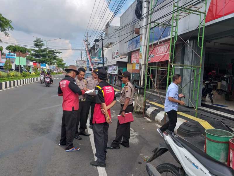 Dua Pekerja Tersengat Listrik  Saat Memasang Reklame