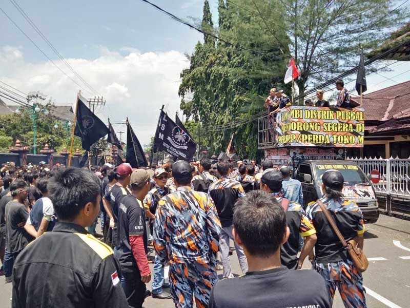 Ratusan massa GMBI Tuntut PenataanToko Modern