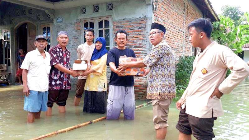 Siswa-siswi MWI Karangduwur Bantu Korban Banjir