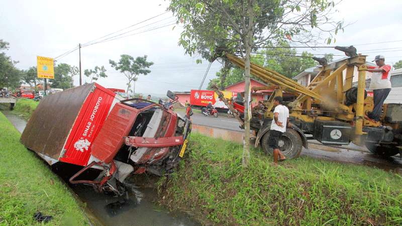 Tabrakan Beruntun di Jalan Raya Kebumen - Banyumas, Truk Masuk Parit