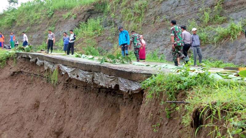 Tanah Retak Ancam Keselamatan Warga