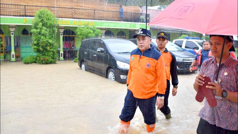 Tembok Belakang Samsat Roboh Diterjang Banjir