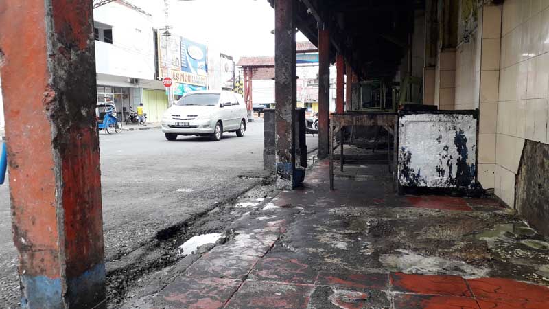 Trotoar Lokasi PKL Gang Mayong Kotor dan Berbau