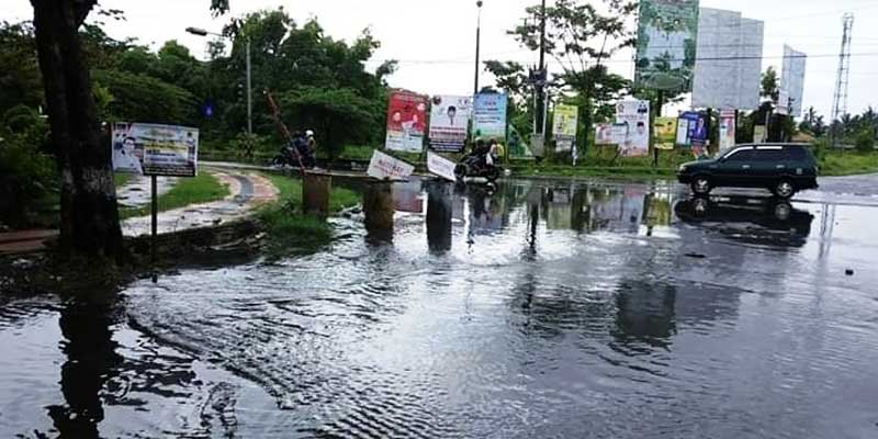 Drainase Jorok, Jalan Sutomo Langganan Banjir