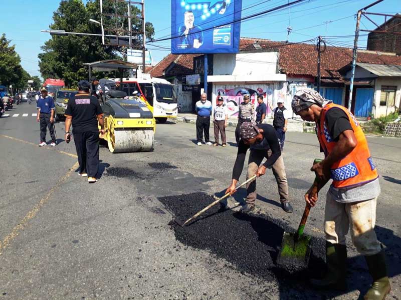 Bupati dan Forkompinda Lakukan Tambal Jalan