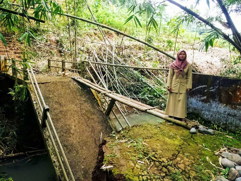 Ambruk,  Jembatan Sementara Diganti Bambu