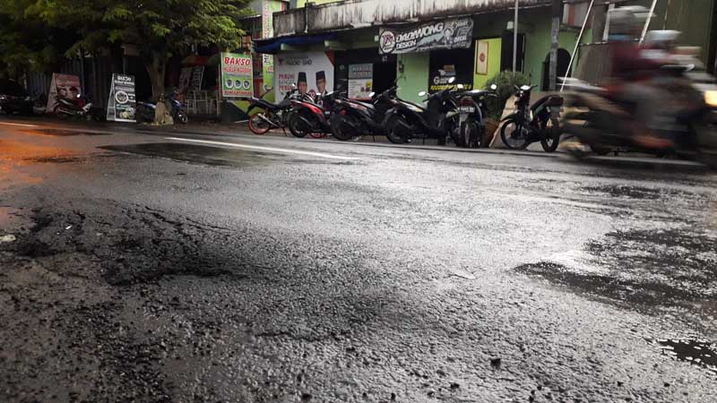 Baru Dua Bulan Ditambal, Jalan Rusak Lagi