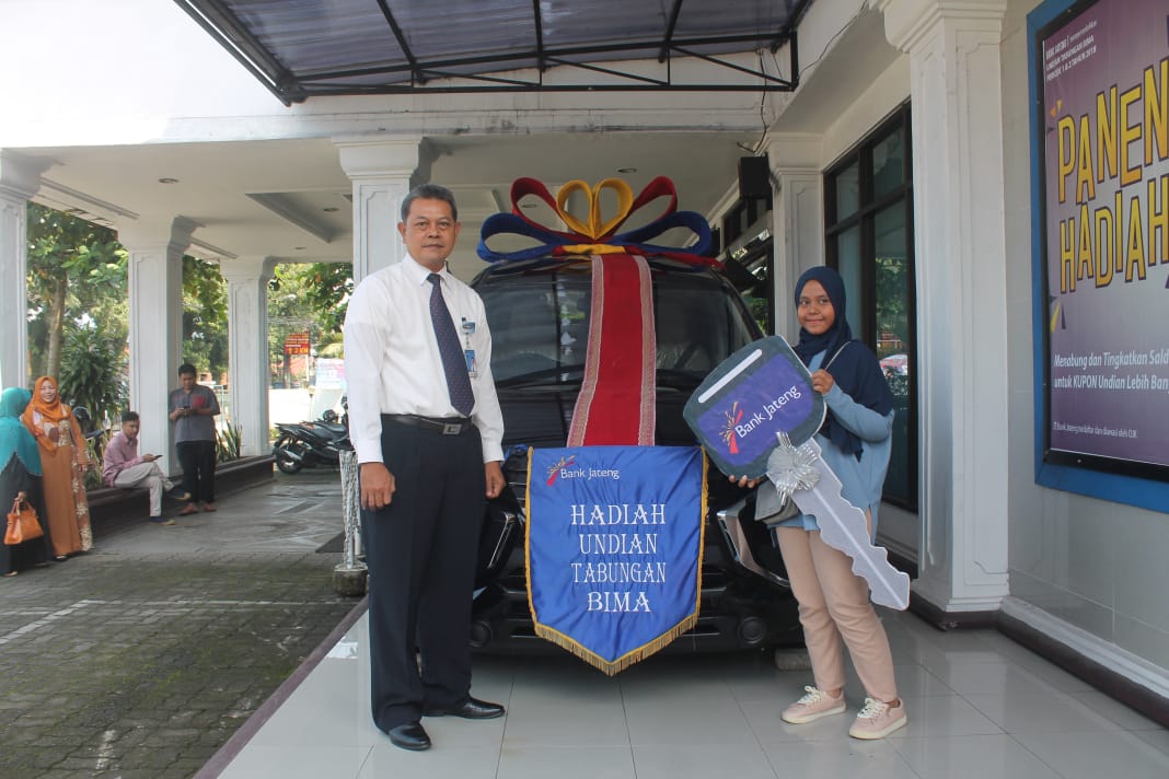 Bank Jateng Banjarnegara Serahkan Hadiah ke Nasabah