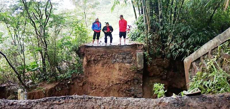 Jembatan Terputus, Ratusan Warga Sidengok Terisolir